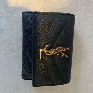 Black key case with side pockets